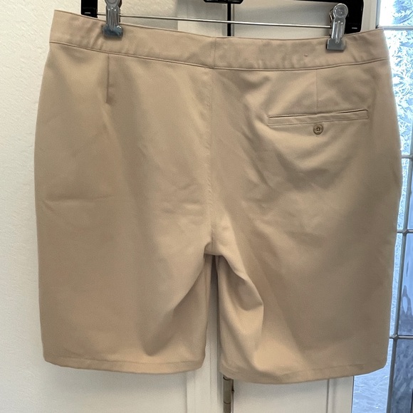 Under Armour Performance Women’s Golf Shorts size 10 - Picture 3 of 4